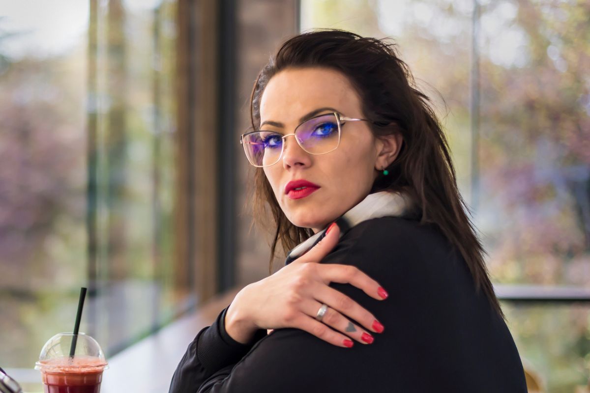 zła kobieta w okularach