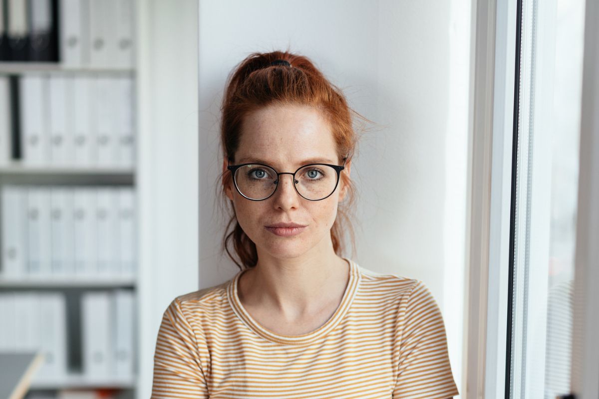 młoda kobieta patrzy pewnie w obiektyw