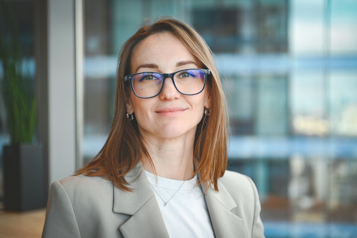 pewna siebie kobieta w okularach