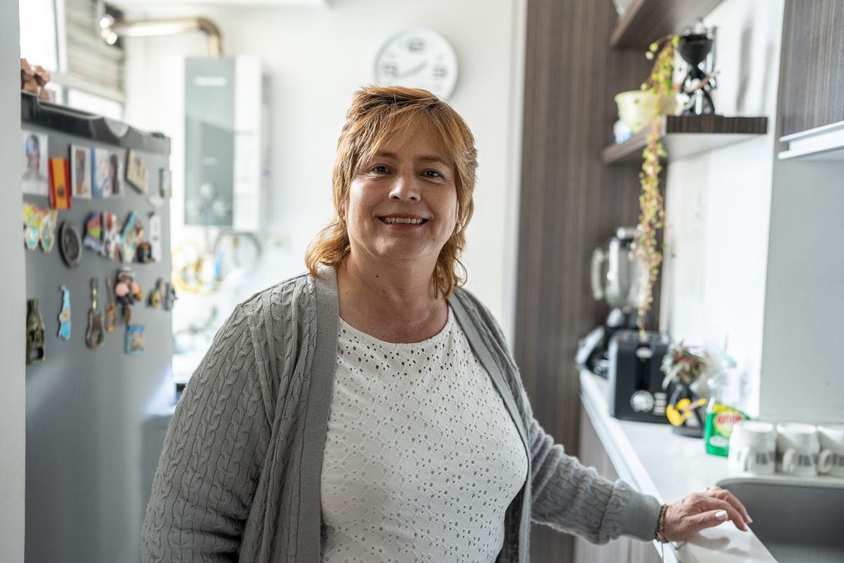 uśmiechnięta kobieta w kuchni