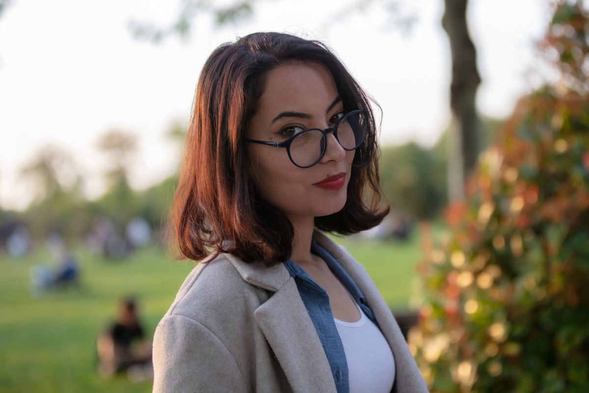 kobieta w okularach w parku