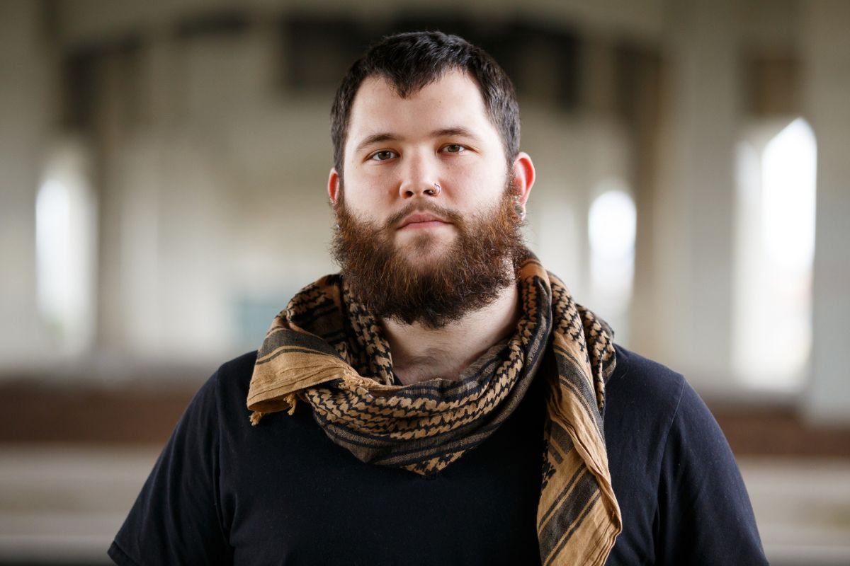 młody, poważny mężczyzna