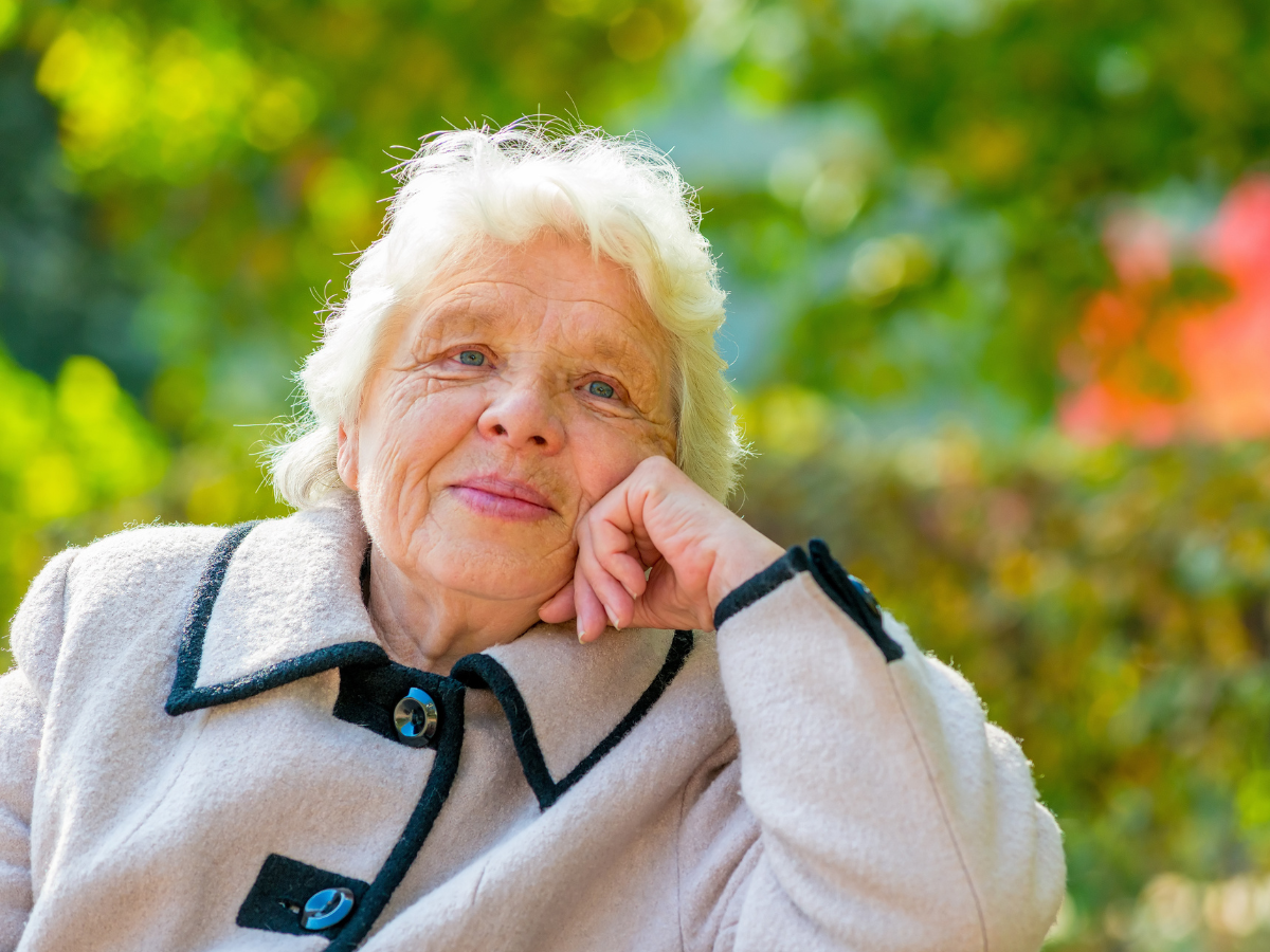 zamyślona staruszka