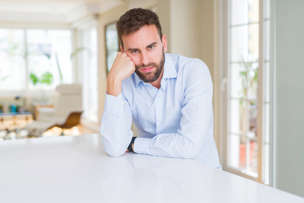 mężczyzna w kuchni