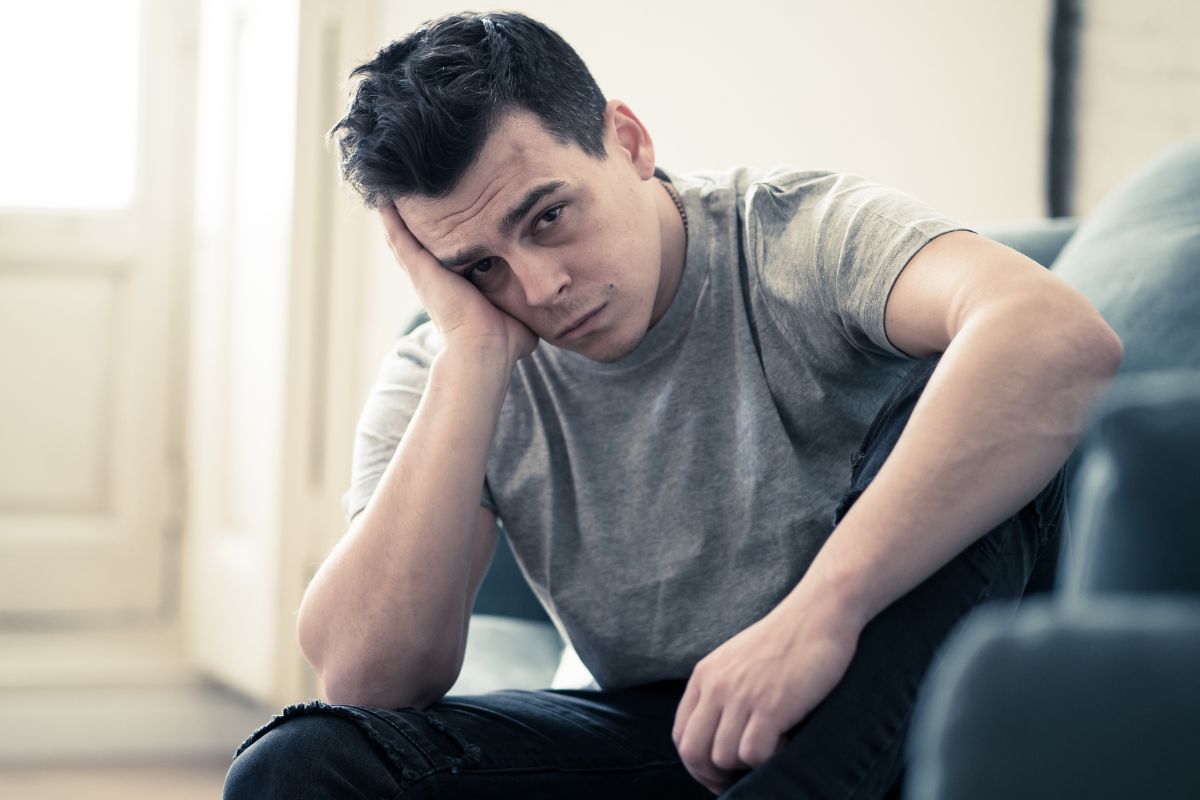 mężczyzna ma dość matki, która krytykuje jego dziewczynę