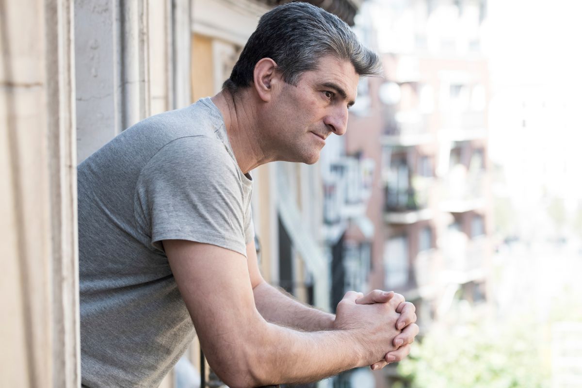 mężczyzna lubi życie w bloku