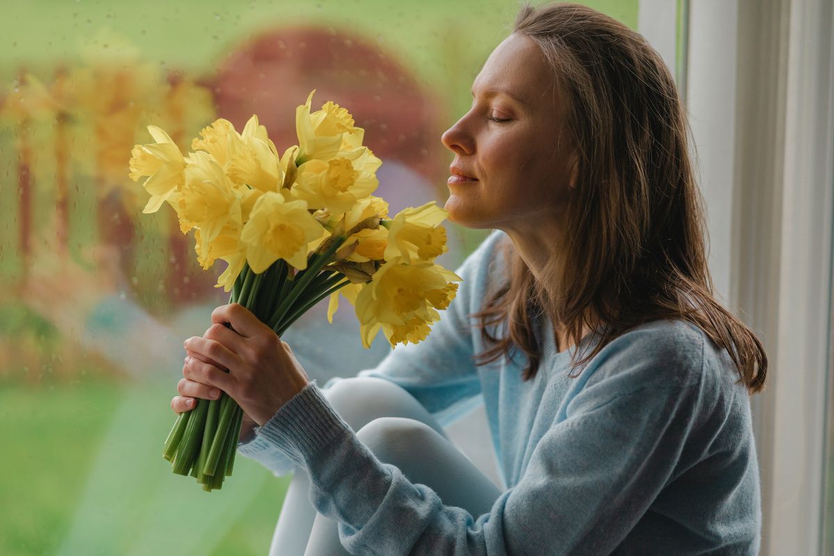 kobieta z żonkilami wróciła do miłości sprzed lat