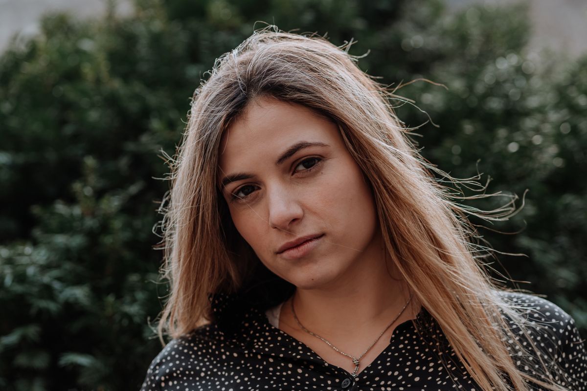 młoda, zamyślona kobieta