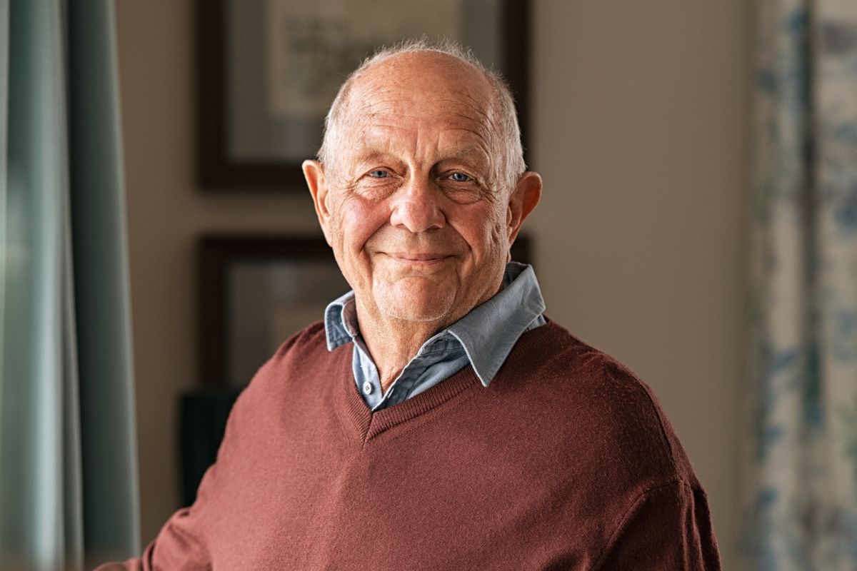 starszy, uśmiechnięty mężczyzna