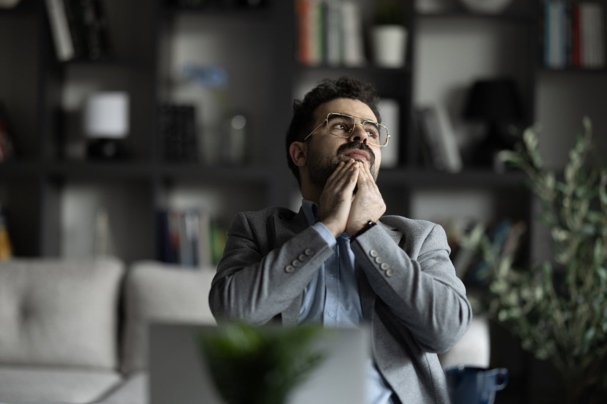 mężczyzna w biurze