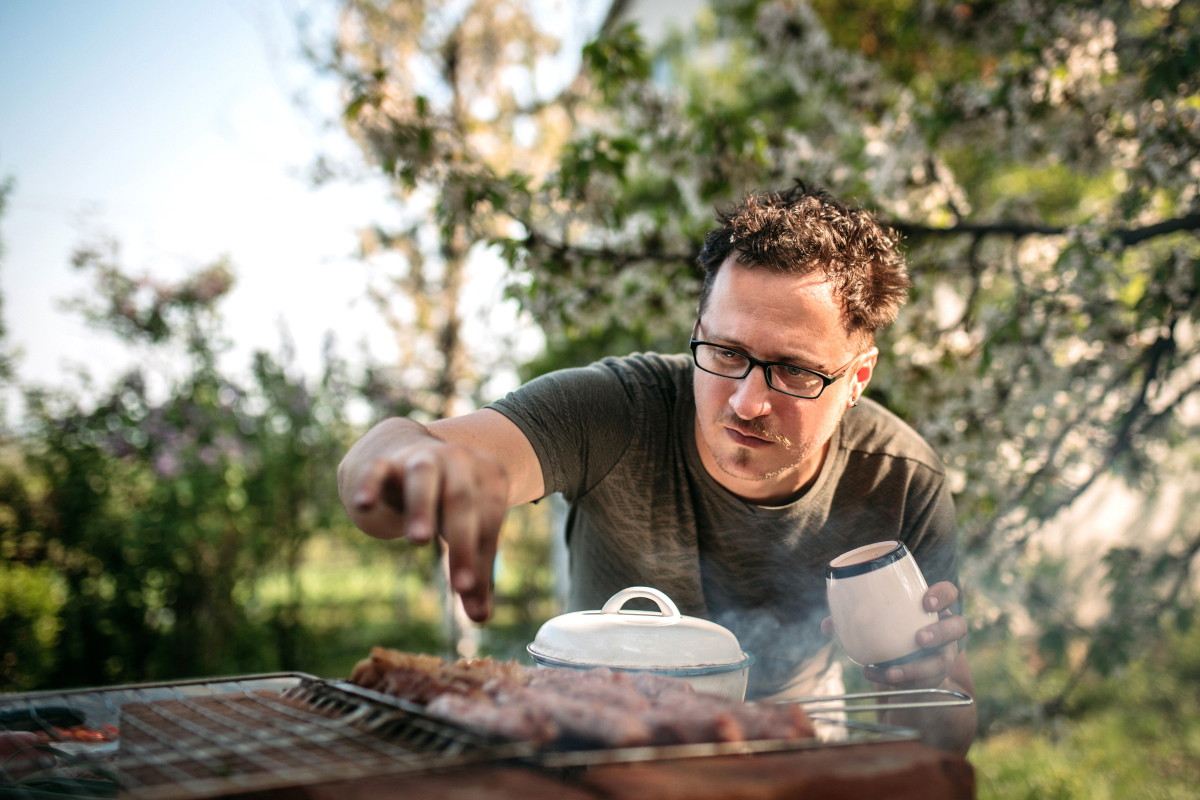 mężczyzna z grillem