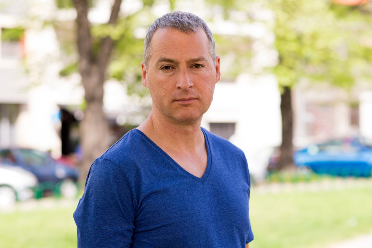 poważny i smutny mężczyzna