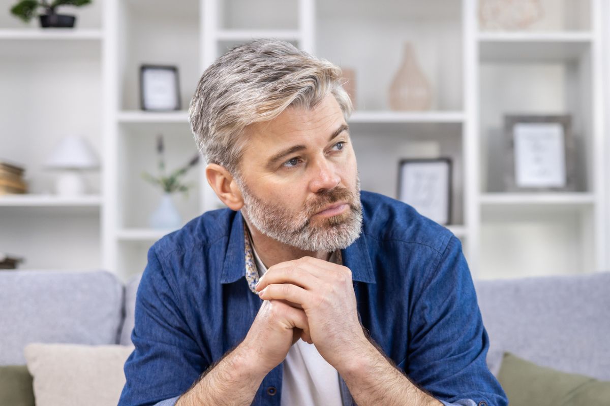 zamyślony mężczyzna