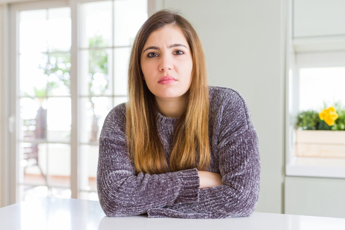 kobieta pewnie patrzy w obiektyw