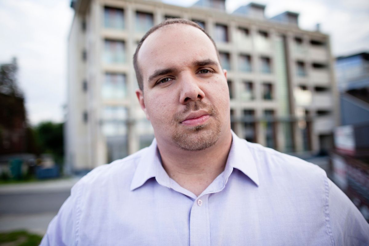 poważny mężczyzna na tle budynków