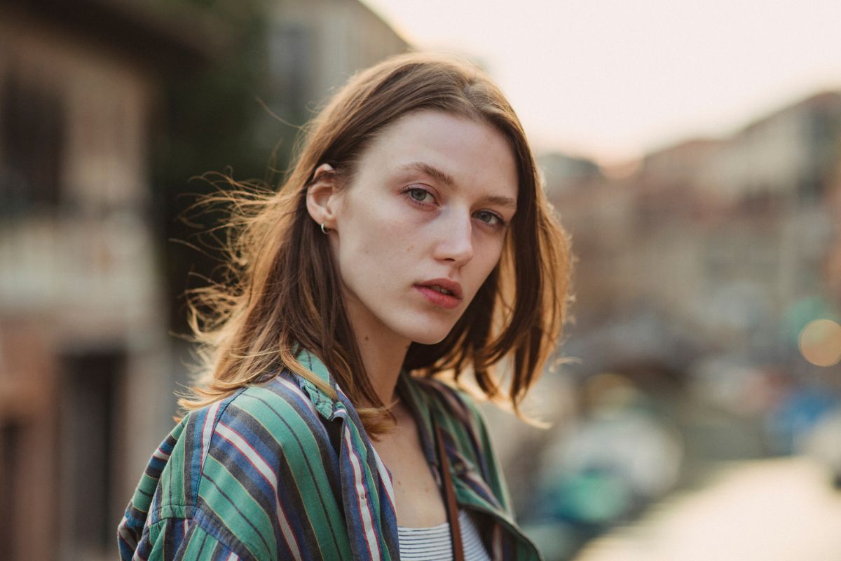 smutna kobieta patrzy w dal