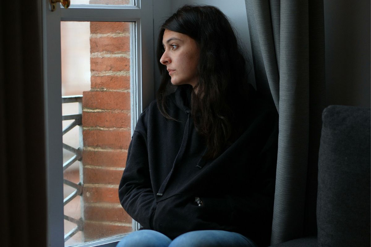 smutna kobieta, matka ją zostawiła