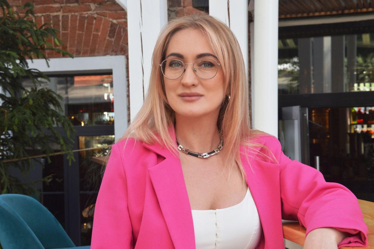 pewna siebie kobieta w różowym żakiecie