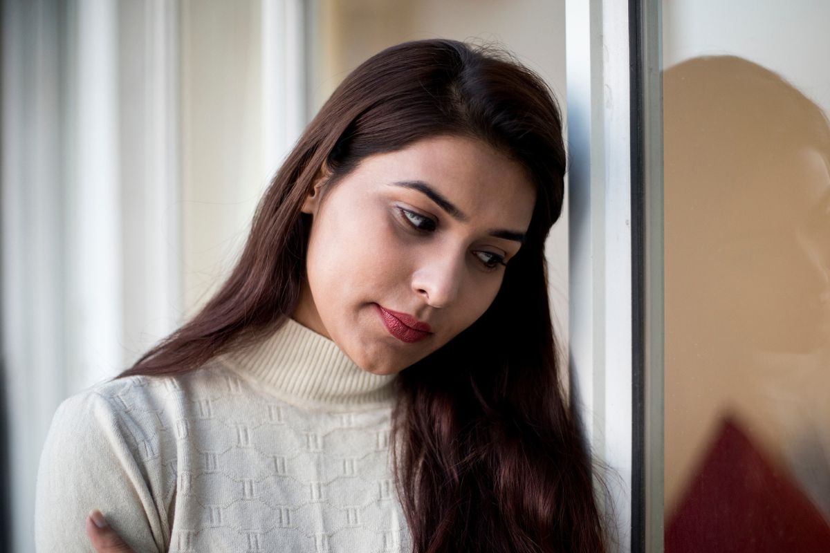 zmartwiona, młoda kobieta