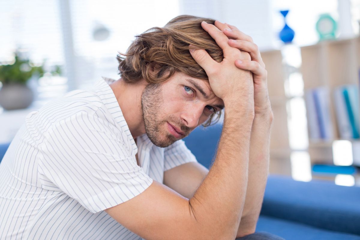 smutny mężczyzna patrzy w obiektyw aparatu