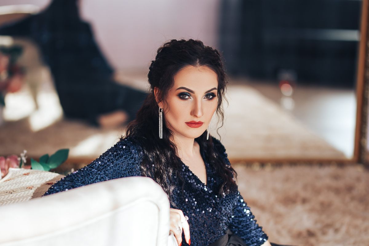 poważna, elegancka kobieta