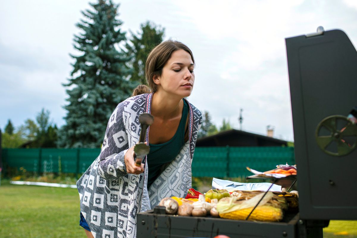 młoda kobieta przy grillu