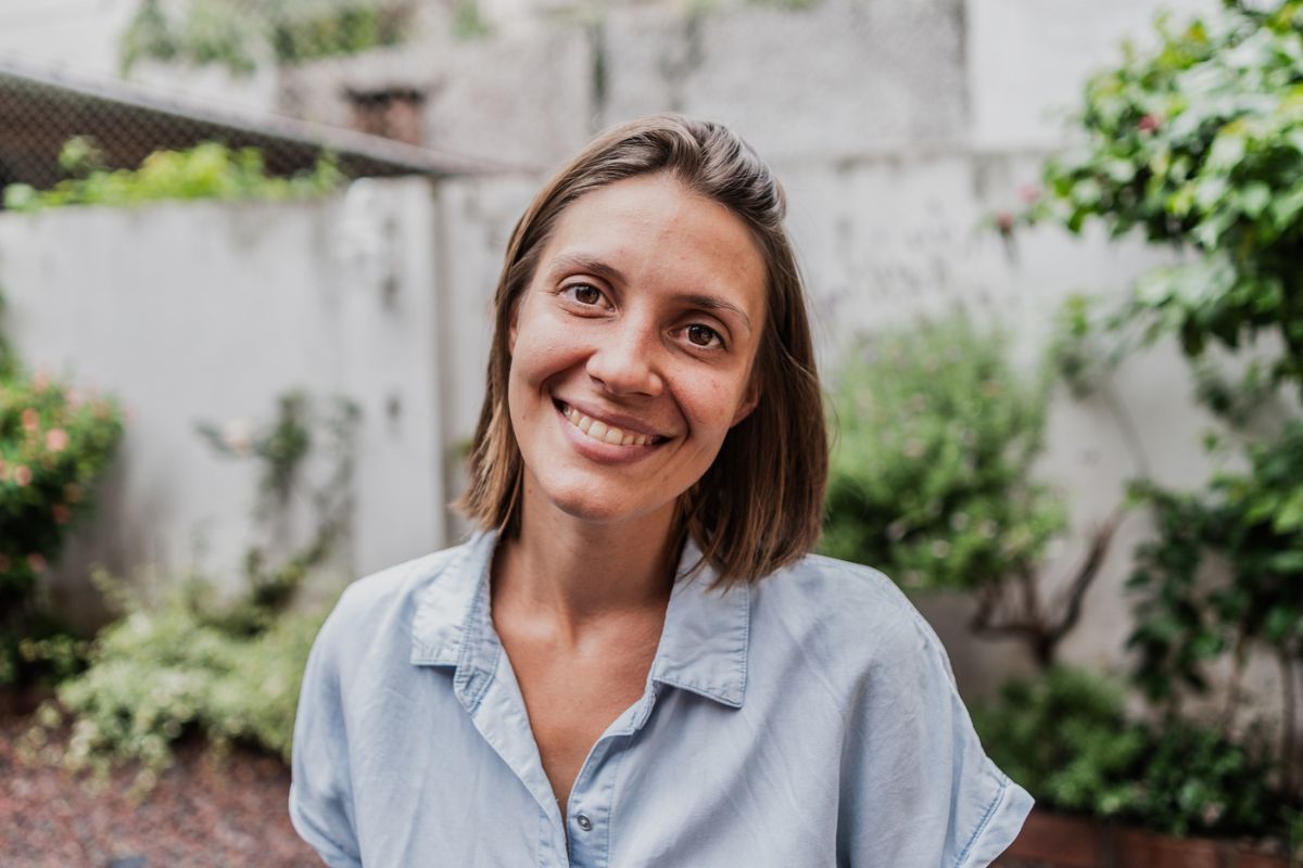 uśmiechnięta kobieta w ogrodzie