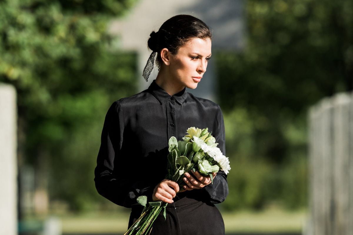 nieproszona kobieta na pogrzebie