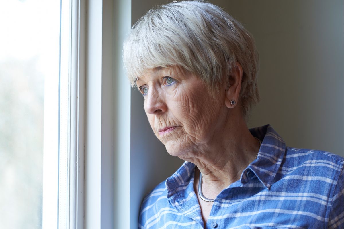 Zmartwiona starsza kobieta, którą córka chce ubezwłasnowolnić