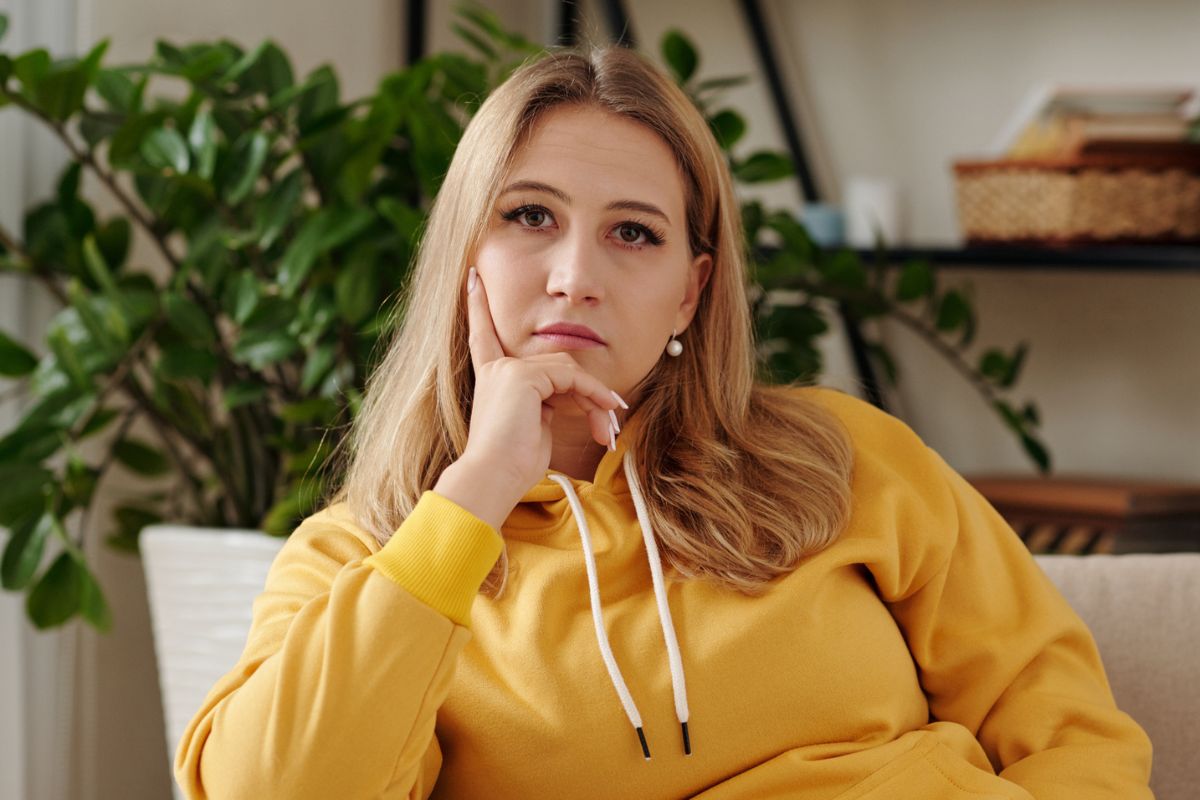 kobieta patrzy prosto w obiektyw aparatu