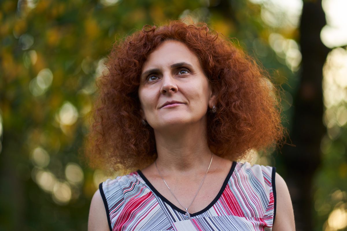 pewna siebie kobieta patrzy w dal