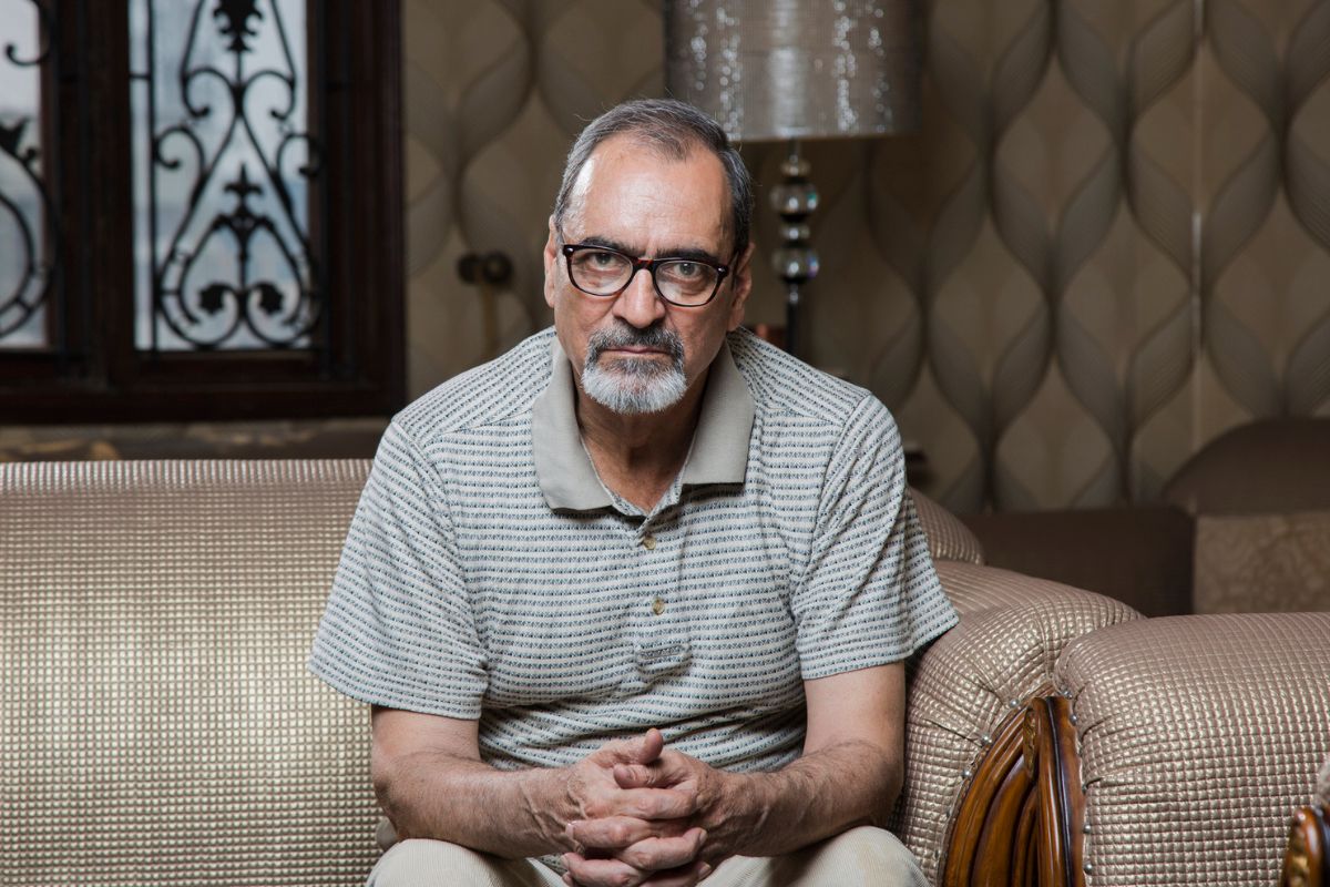 starszy, smutny mężczyzna