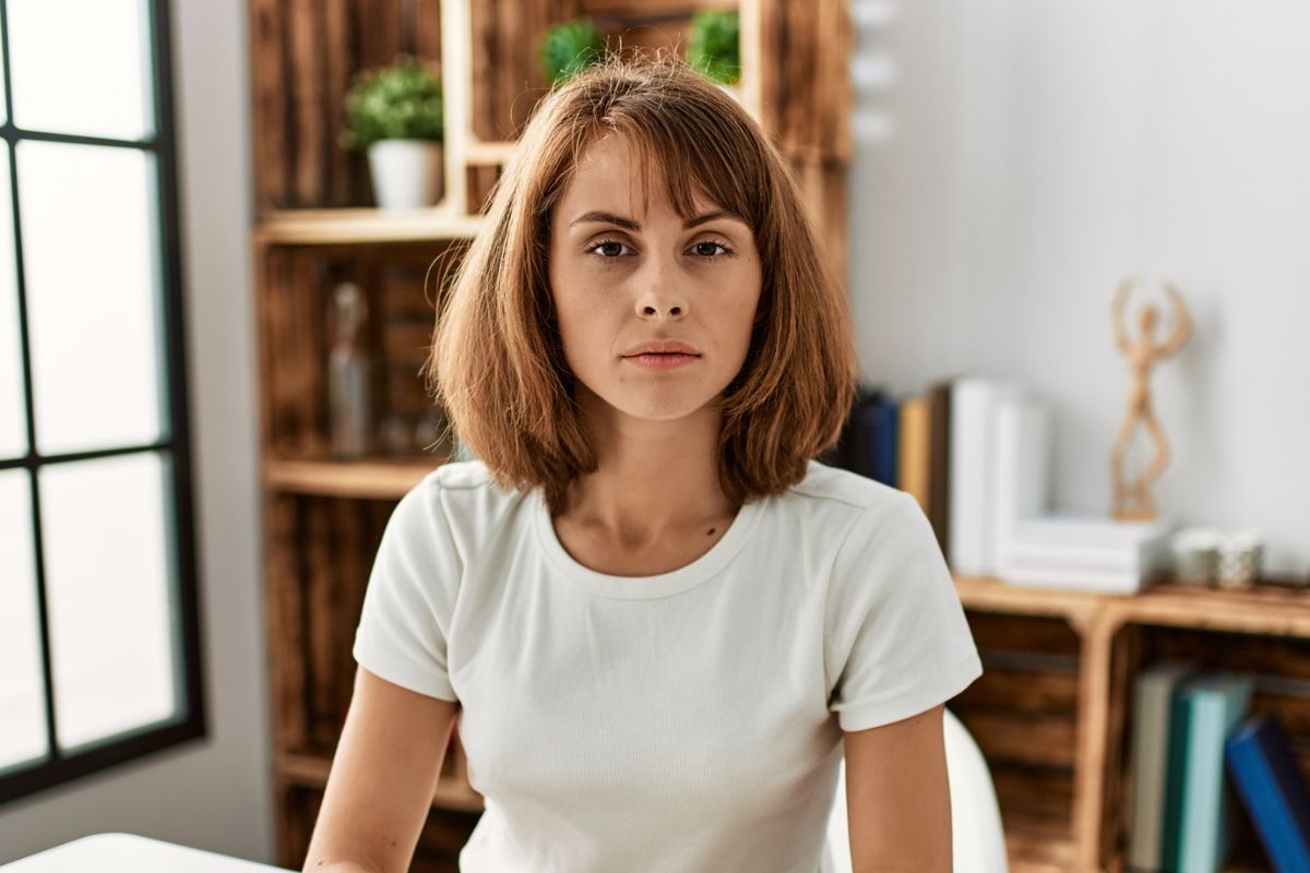 poważna kobieta patrząca prosto w obiektyw kamery