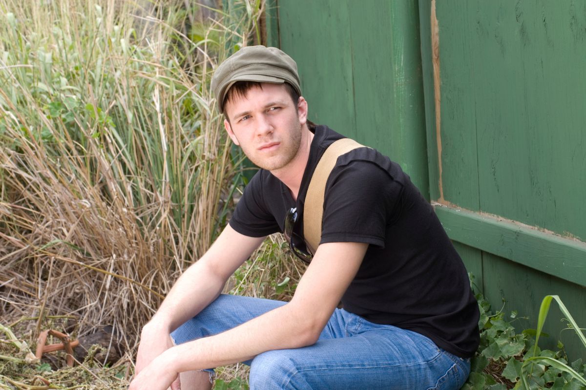 smutny mężczyzna na działce