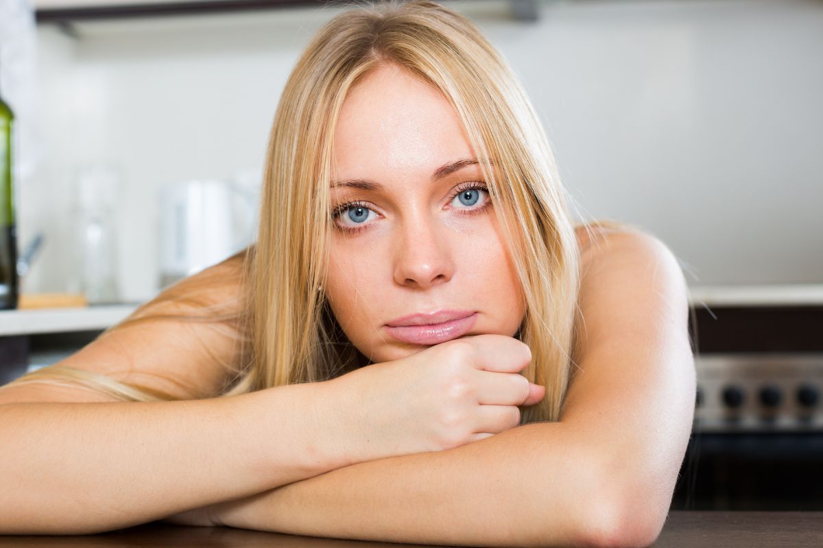 smutna kobieta zakochała się w rozwodniku, a matka tego nie akceptuje