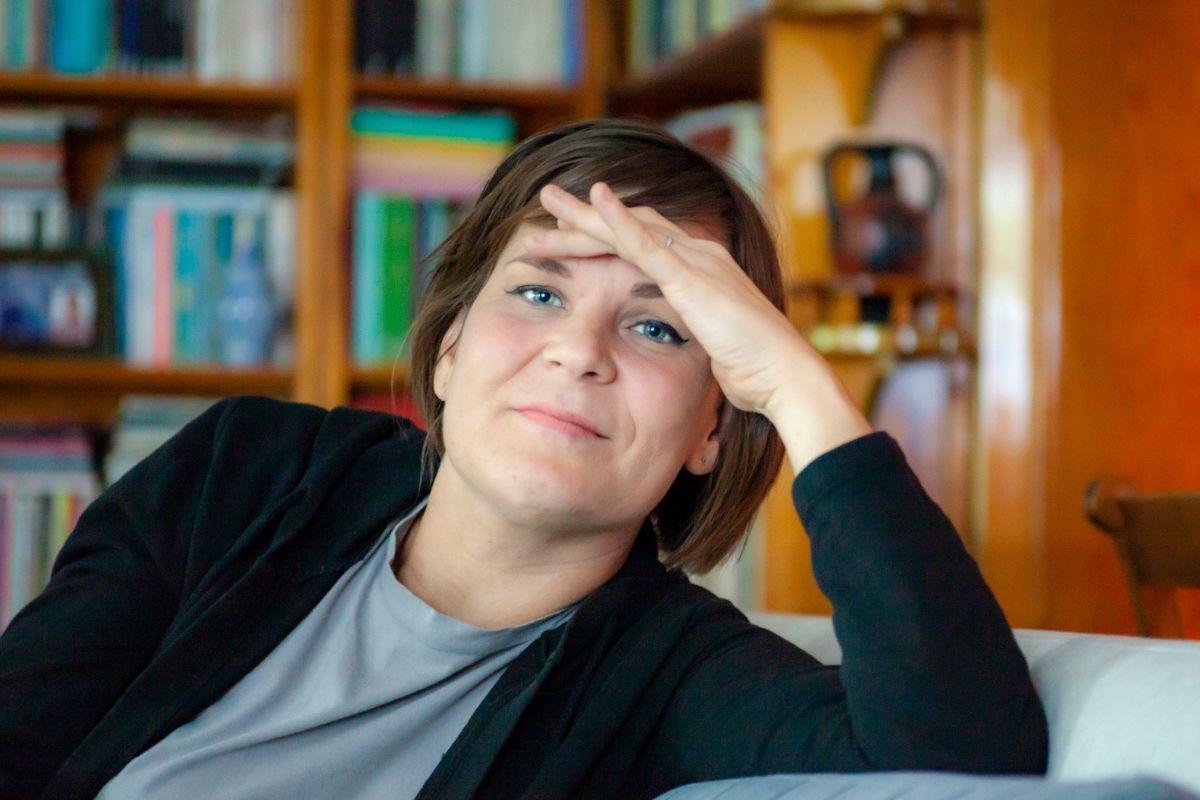 poważna kobieta patrząca prosto w obiektyw kamery