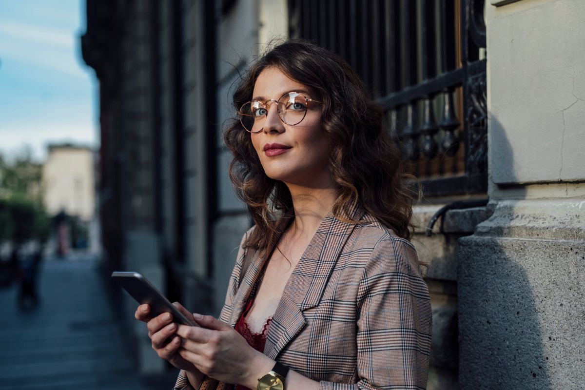 kobieta patrzy prosto w obiektyw aparatu