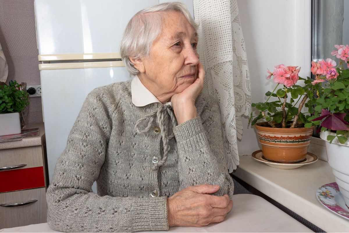 samotna starsza kobieta na Wielkanoc