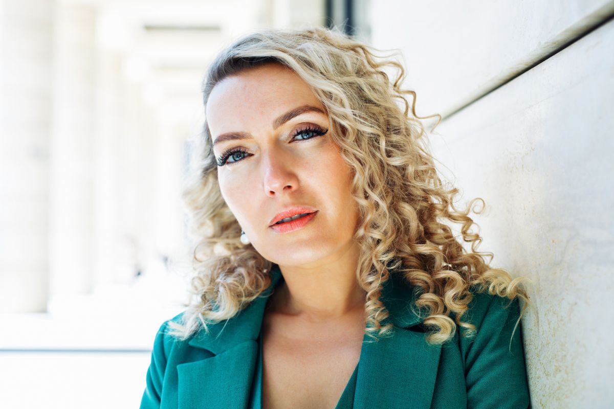 kobieta patrzy prosto w obiektyw aparatu