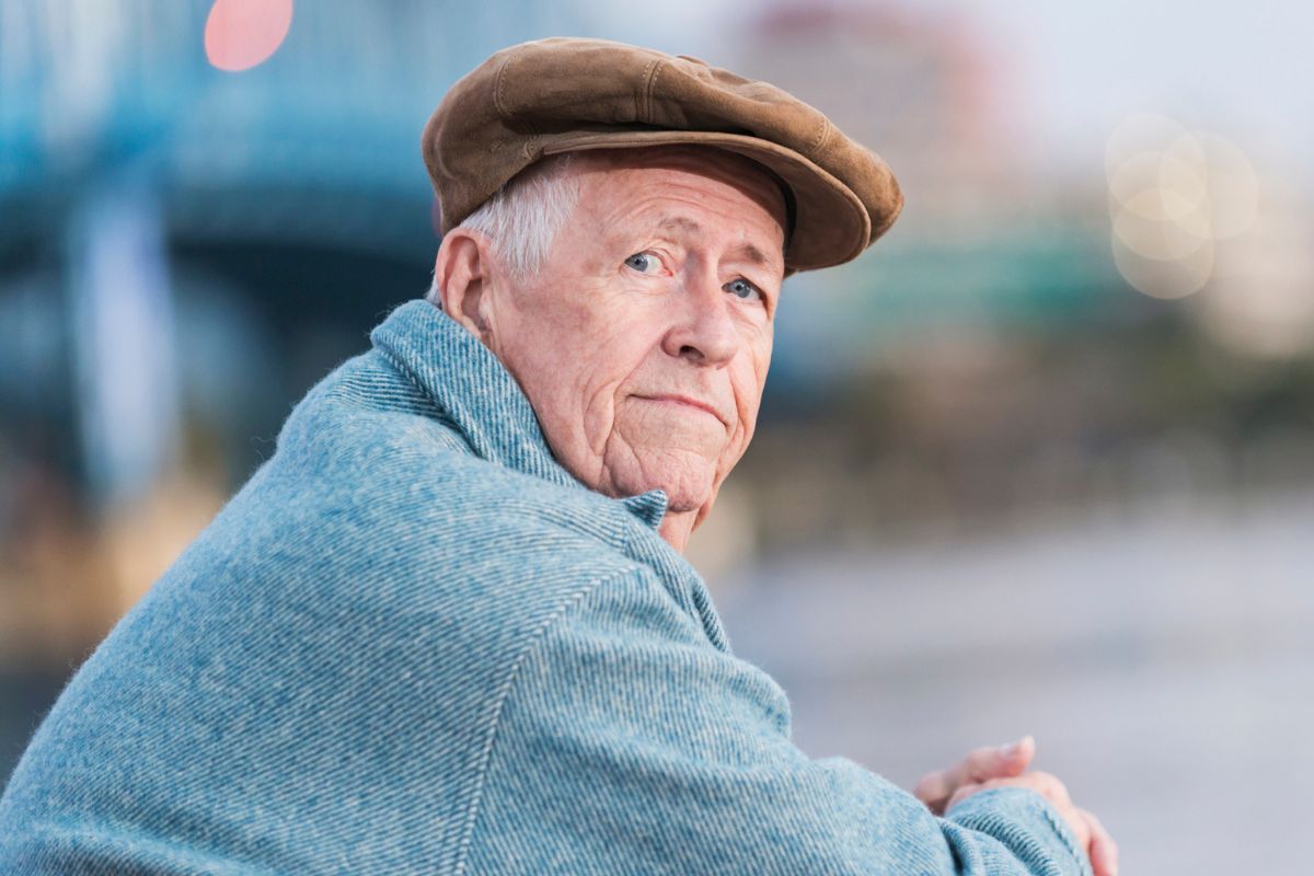 poważny mężczyzna z kaszkietem na głowie