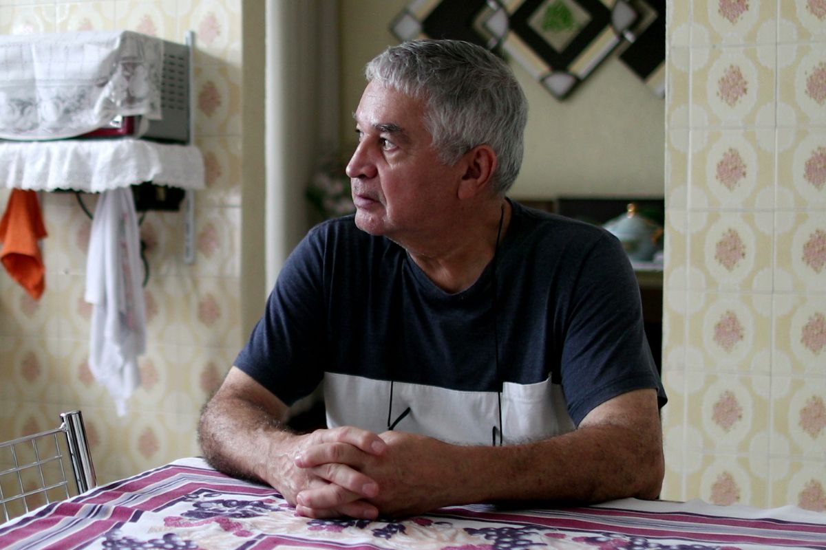 zamyślony mężczyna ma syna lenia