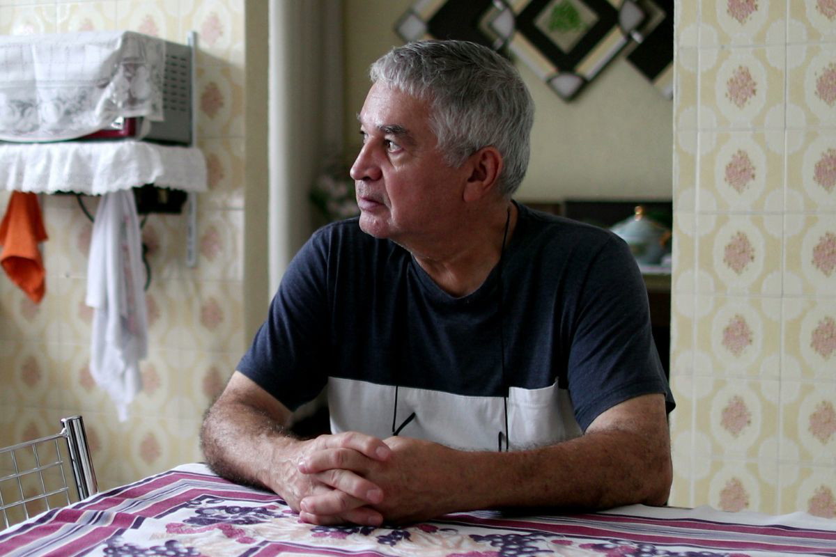 zamyślony mężczyna ma syna lenia