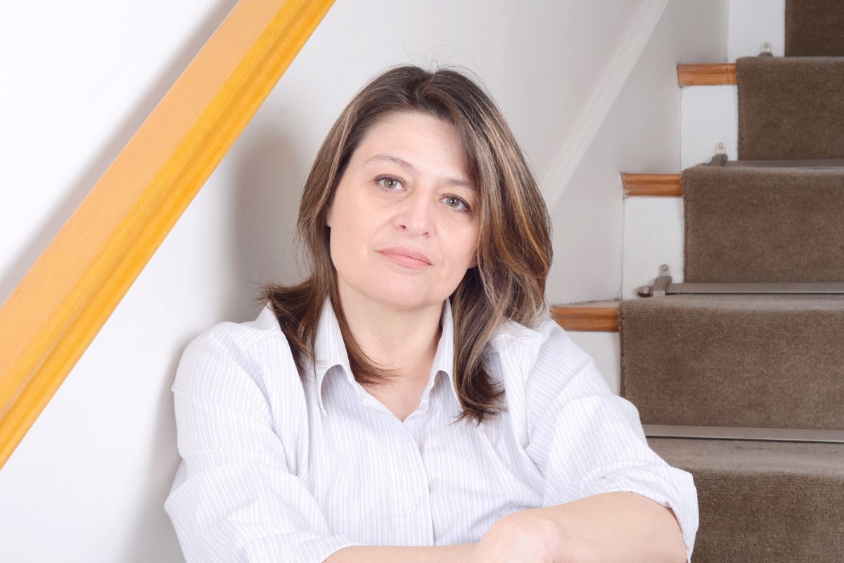 poważna kobieta patrząca prosto w obiektyw kamery