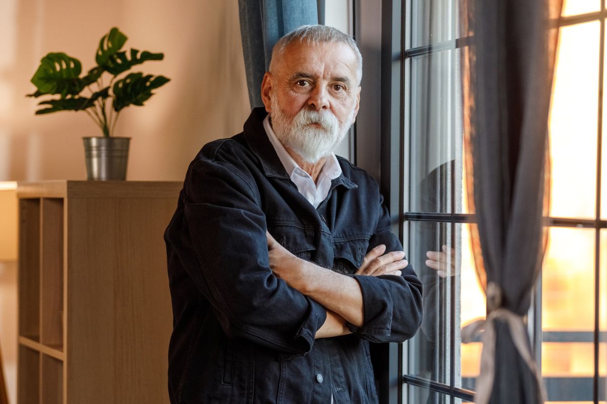 pewny siebie mężczyzna po 60