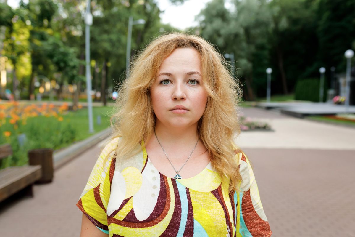 poważna kobieta patrząca prosto w obiektyw kamery