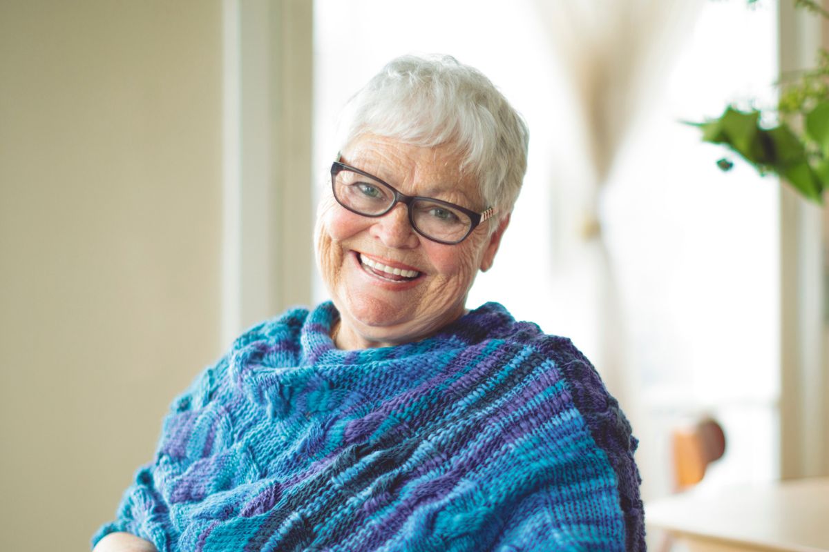 pewna siebie, uśmiechnięta, starsza kobieta