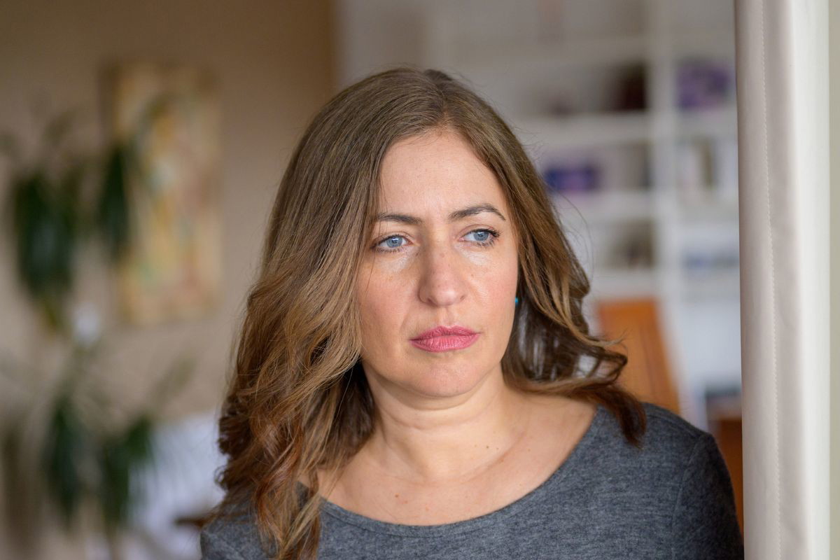 zamyślona kobieta patrzy w dal