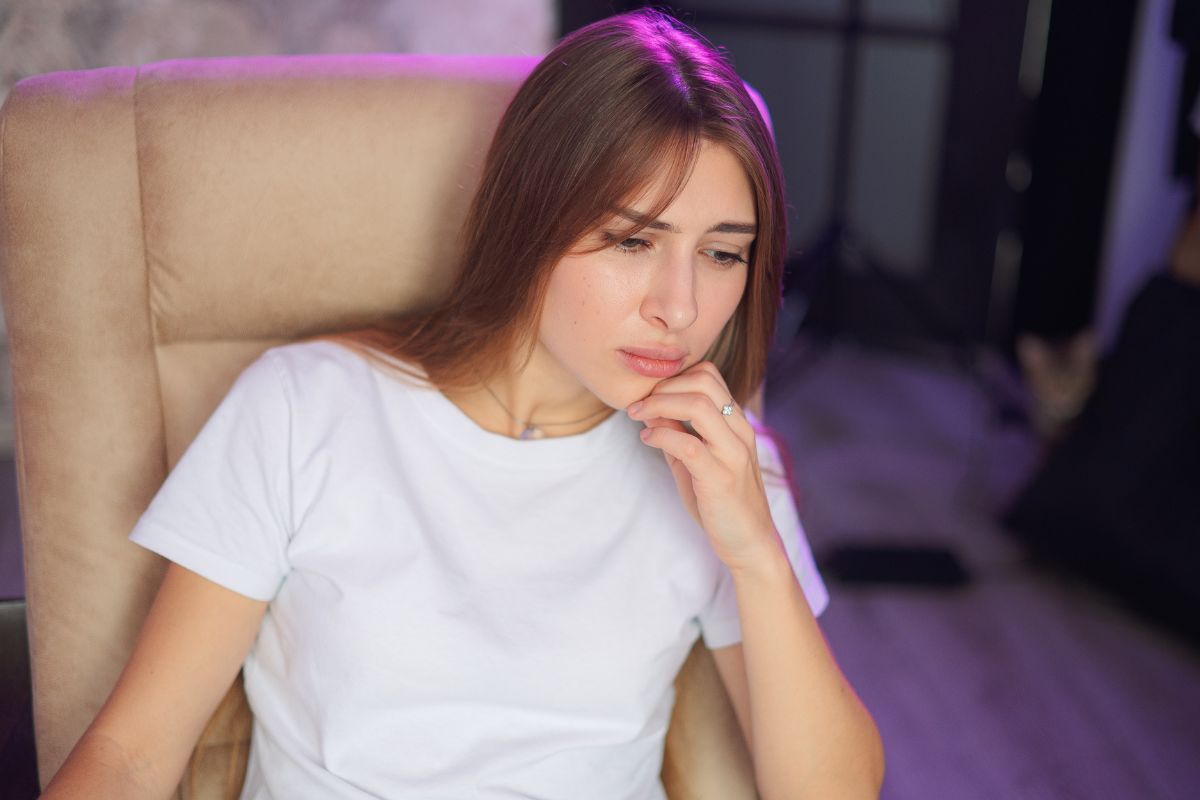 smutna kobieta, bo narzeczony żałuje na wesele