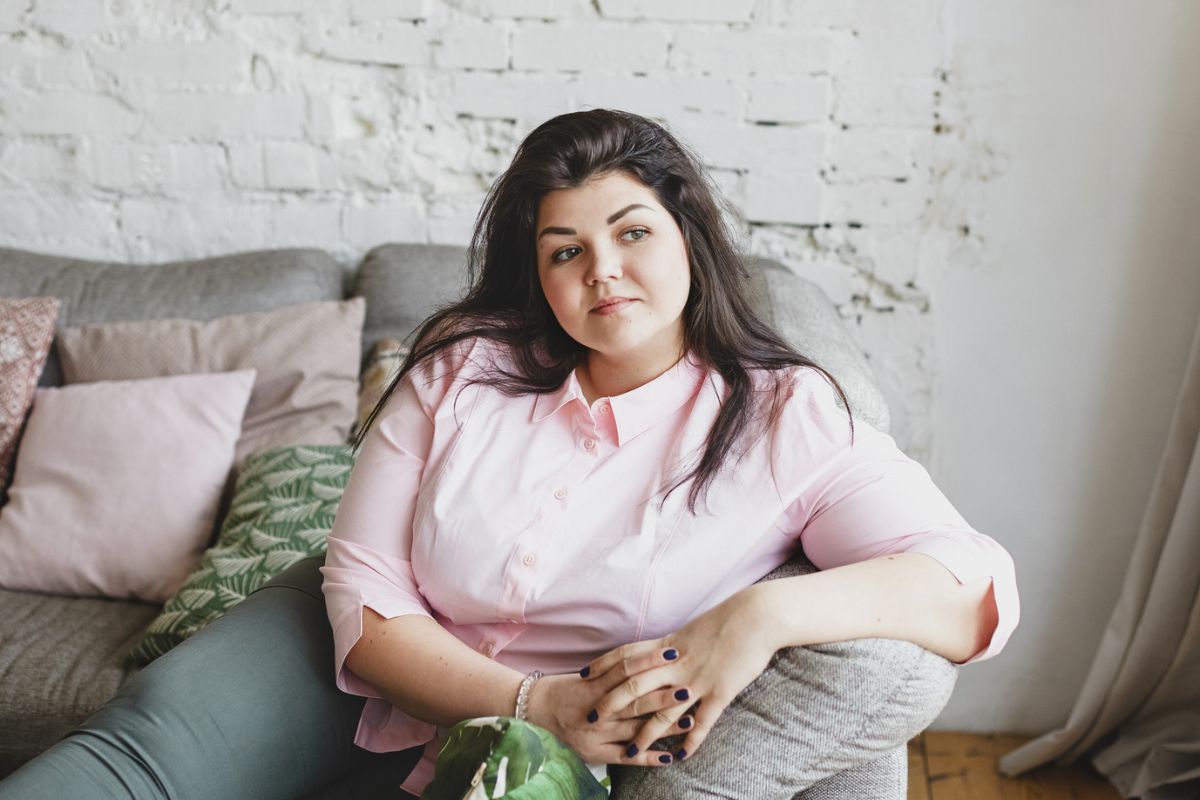 zamyślona kobieta patrzy w dal