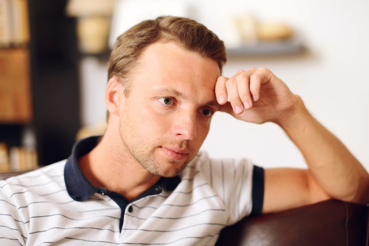 zatroskany i smutny mężczyzna